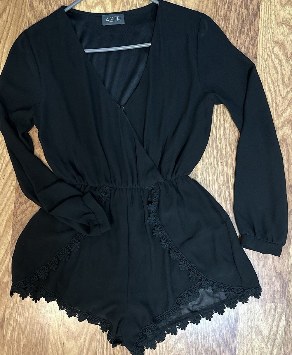ASTR Black Lace Trim Long Sleeve Wrap Romper Women’s Size Small Preowned